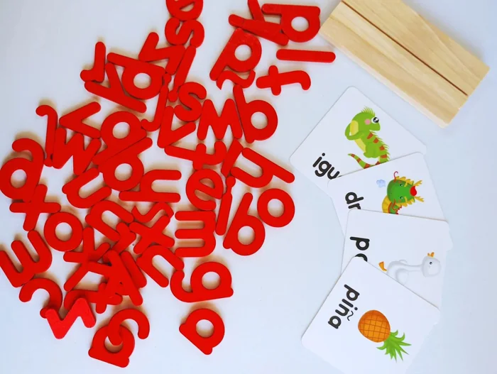 Juego de ortografía en madera con letras y tarjetas — foto 3